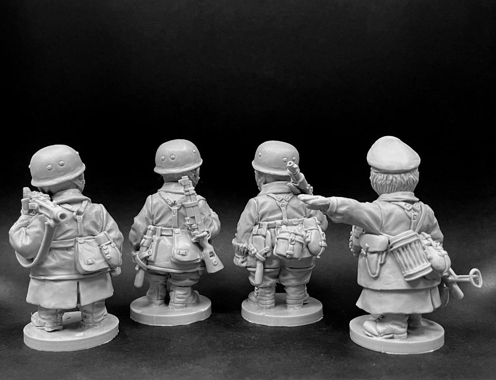 CHM-50.12. Шаржевая миниатюра. WW2: Германская Армия, набор №1 (десантники). В комплекте 4 фигуры. Материал - смола. Chronos Miniatures