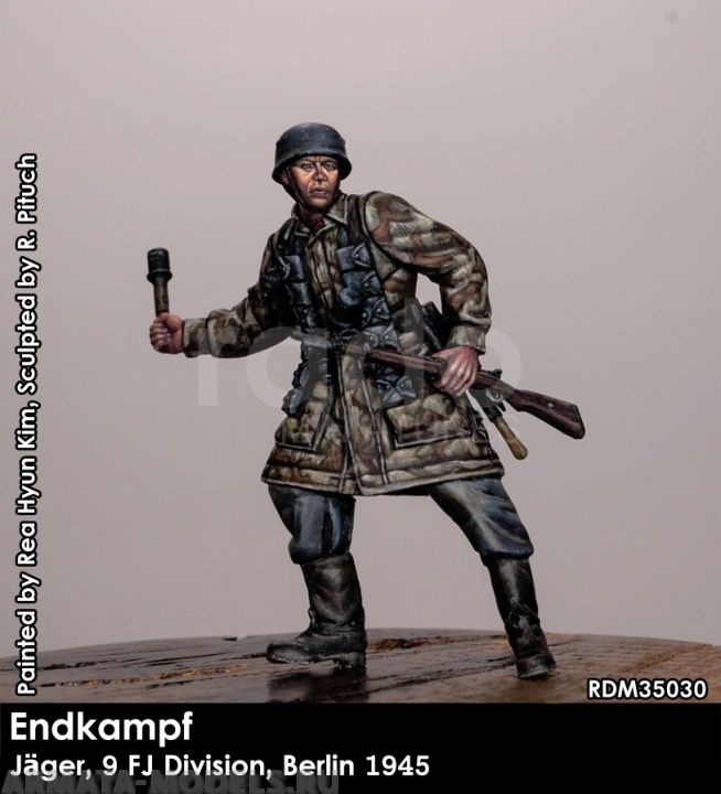 RDM35030 Немецкий солдат Endkampf, Jaeger, 9. FJ Division, Berlin 1945 RADO MINIATURES
