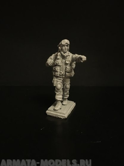 5052ТБ Снайпер указывает рукой Три Богатыря