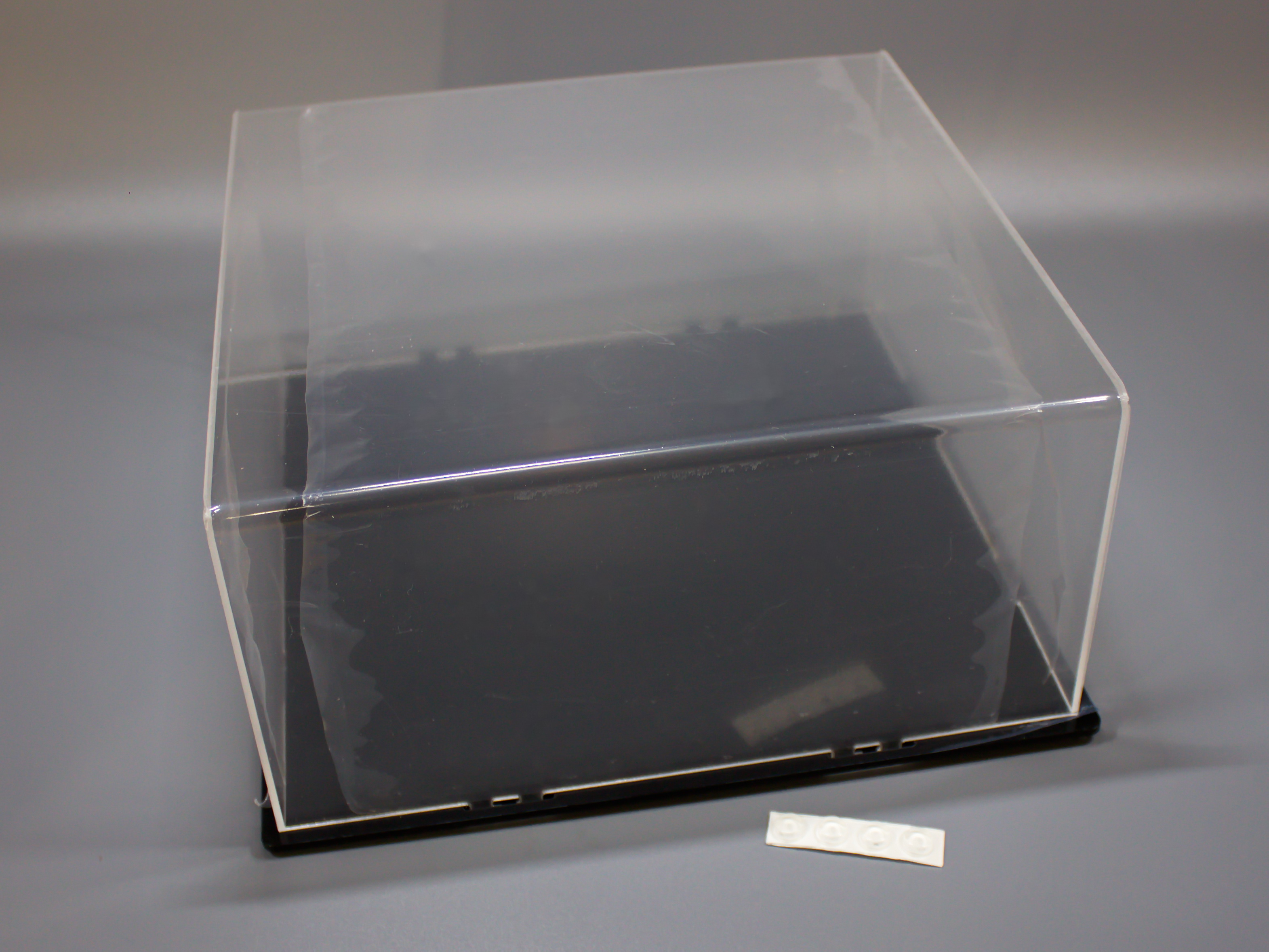 LCB004BL Бокс акриловый 250х250х120 основание черный глянец