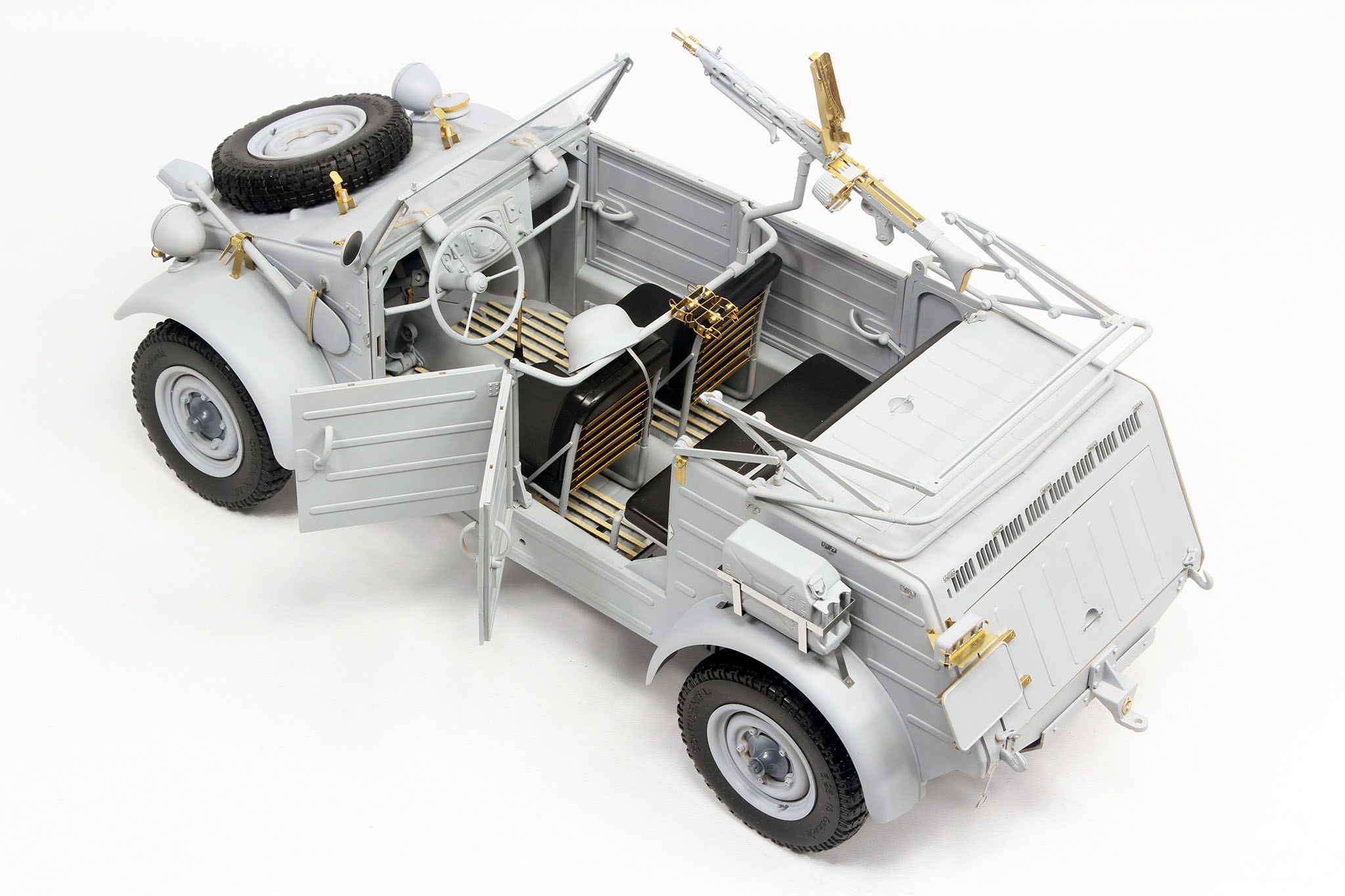 03500RE Германский автомобиль повышенной проходимости  K?belwagen Typ 82 Platinum Edition Revell