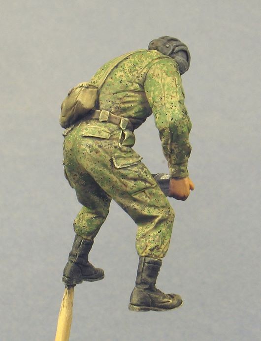 T35184 Современные российские танкисты со снарядом Tank