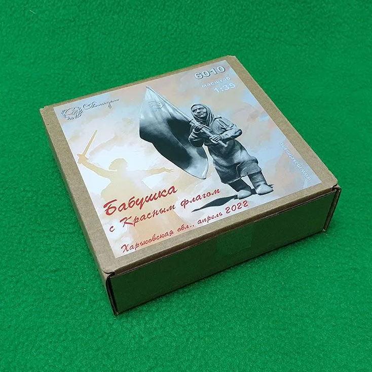 6010 фигурка Бабушка с Красным флагом СВ Модель