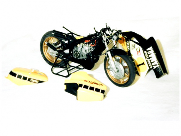 14001T Yamaha YZR500 GP Racer Kit - CF401 Tamiya