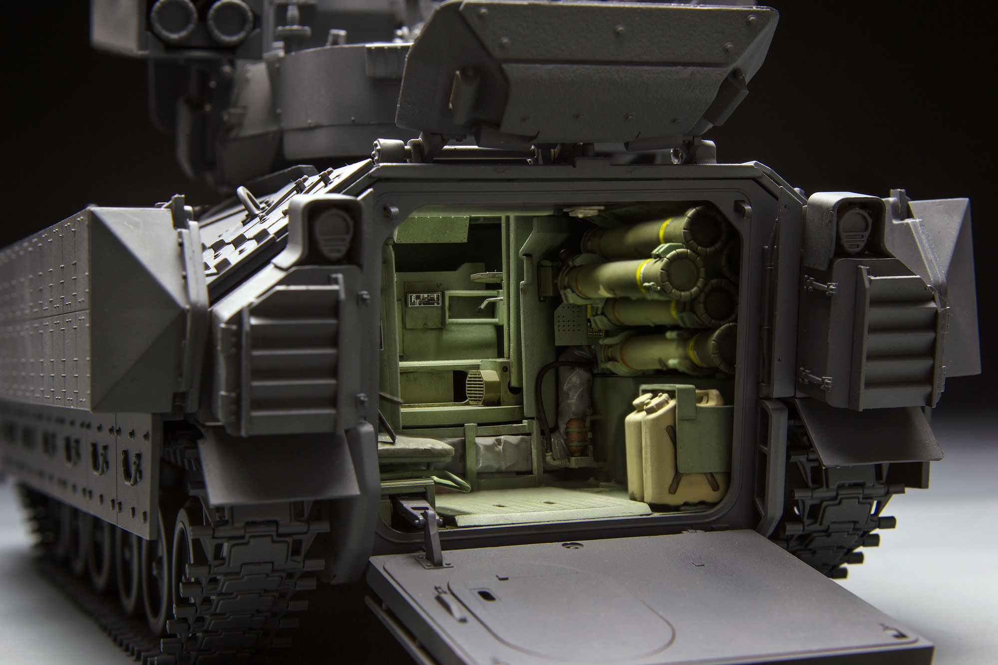 SPS-017 U.S. CAVALRY FIGHTING VEHICLE M3A3 BRADLEY w/BUSK III INTERIOR SET Meng