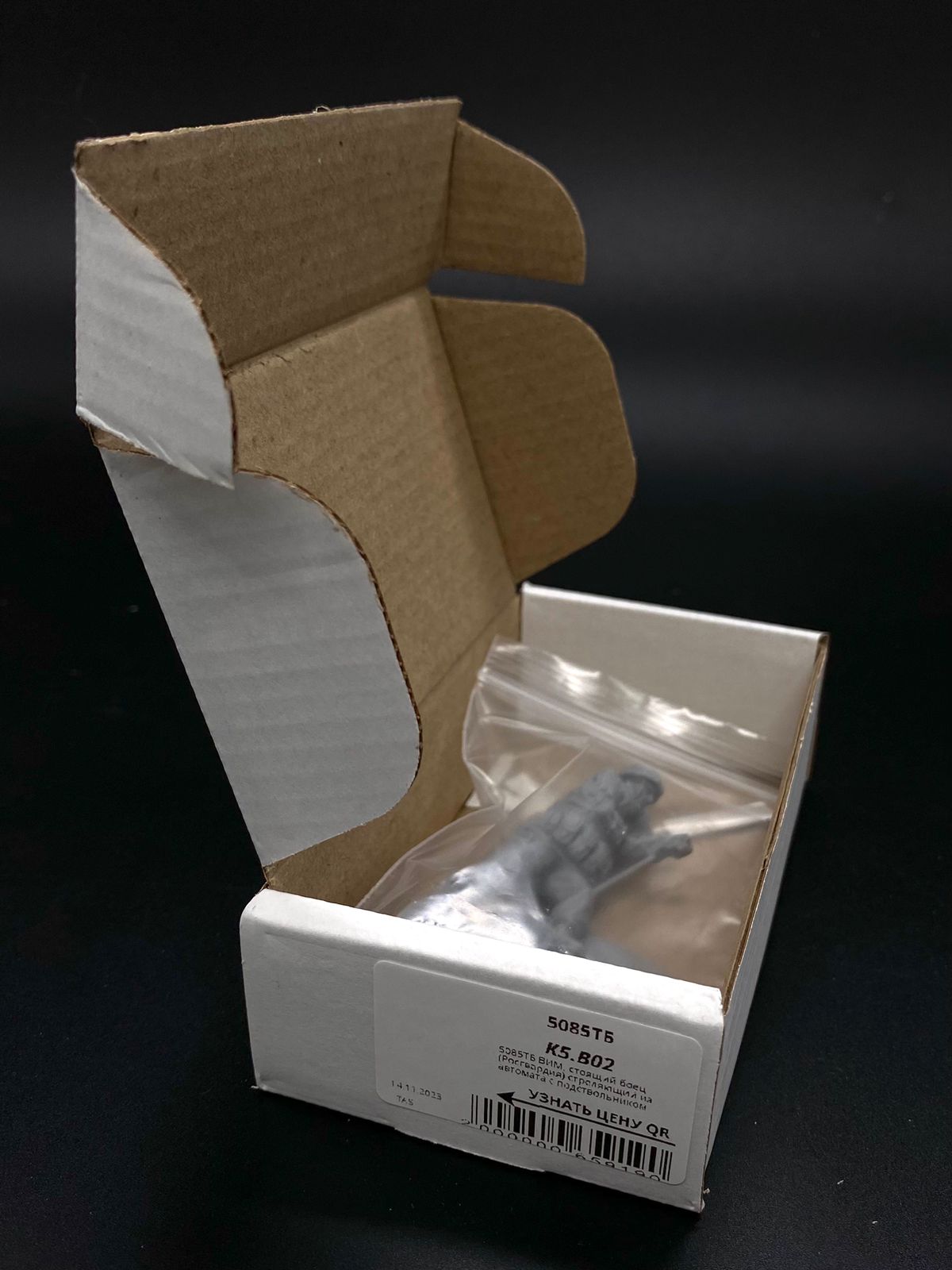 5085ТБ ВИМ, стоящий боец (Росгвардия) стреляющий из автомата с подствольником Три Богатыря