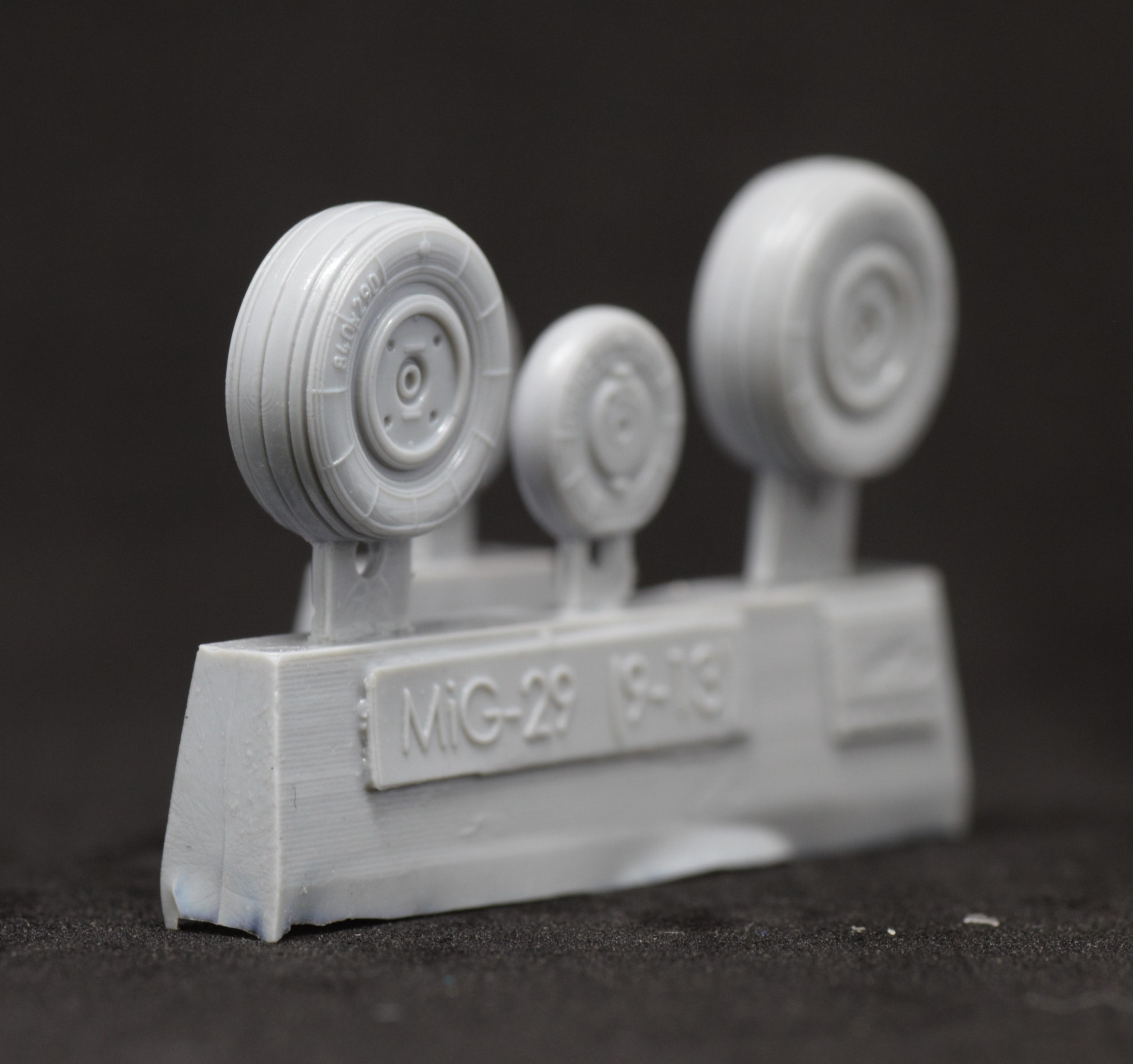 AM7211 Колеса под нагрузкой Миг-29 (9-13)