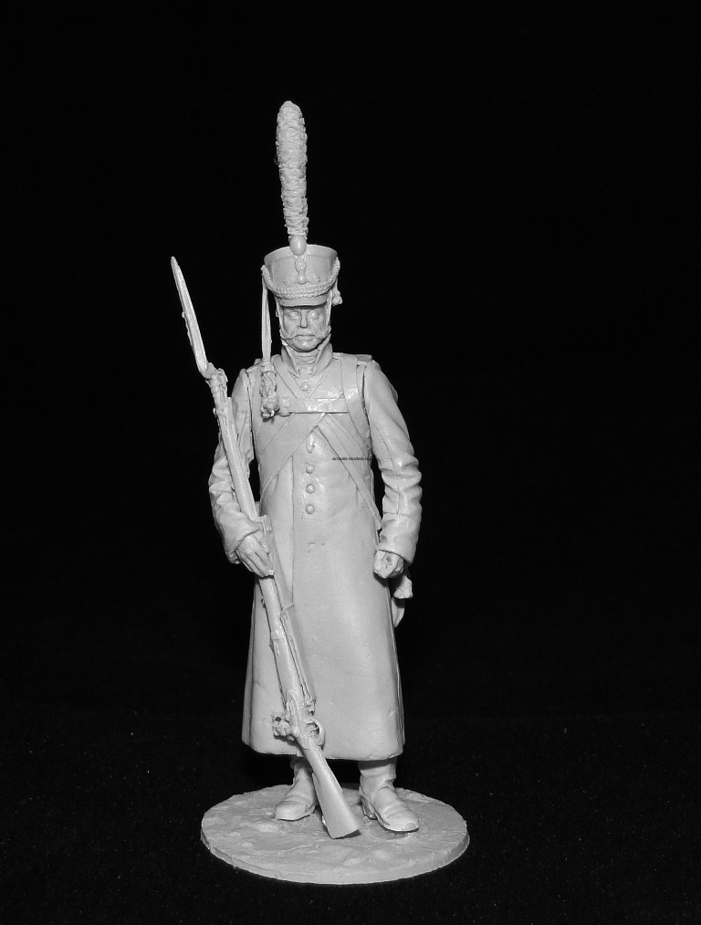 CHM-54155(M). Русский гренадер в шинели,  1812-14 гг. 54 мм. Материал –  белый металл.