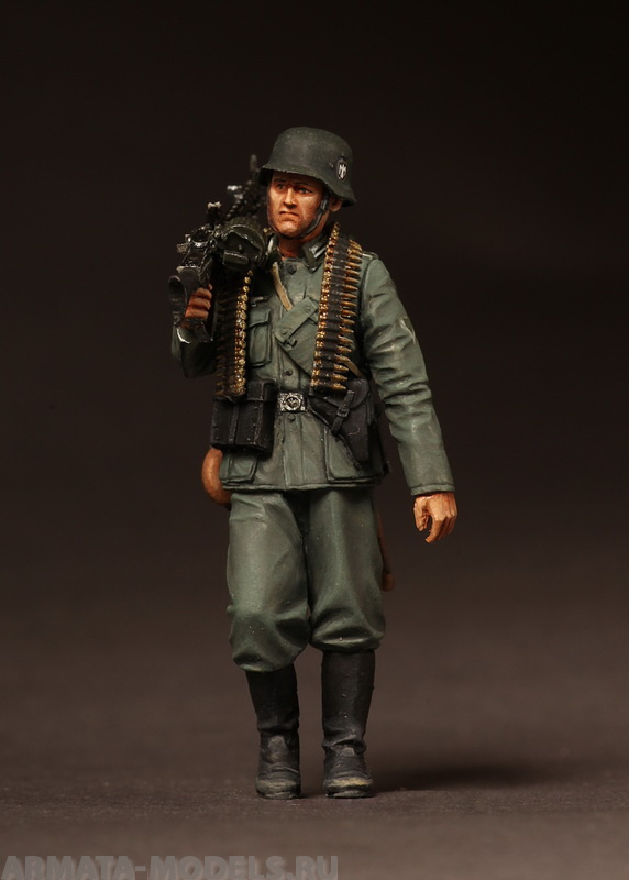 3532SOGA The German machine gunner on march. SOGA Miniatures