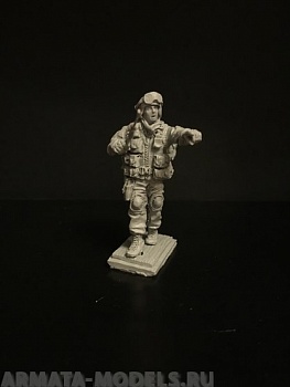 5052ТБ Снайпер указывает рукой