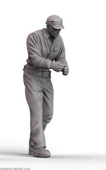 AM4893 Техник осматривает пушку